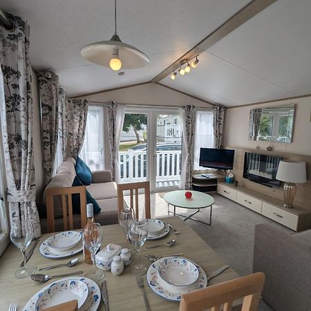 Lovely Bright And Airy Caravan On The 5 Star Shorefield Country Park Entertainment Passes Included Milford on Sea Dış mekan fotoğraf