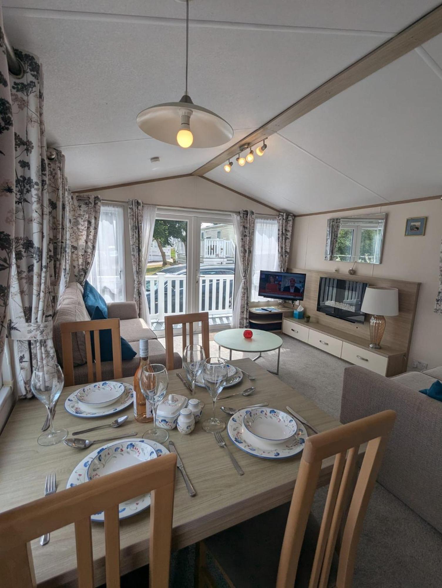 Lovely Bright And Airy Caravan On The 5 Star Shorefield Country Park Entertainment Passes Included Milford on Sea Dış mekan fotoğraf